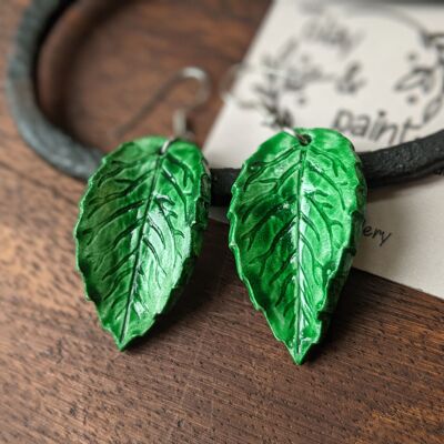 Boucles d'oreilles feuilles vertes en argile séchée à l'air