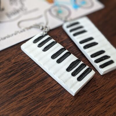 Pendientes colgantes de arcilla con teclas de piano