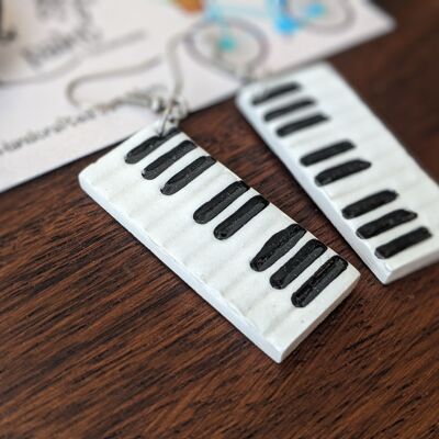 Orecchini pendenti in argilla con tasti di pianoforte