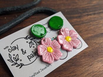 Boucles d'oreilles d'été colorées fleurs roses avec clous verts 1