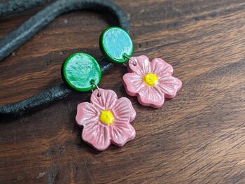 Boucles d'oreilles d'été colorées fleurs roses avec clous verts 2