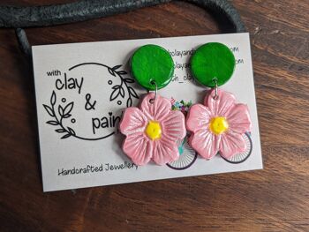 Boucles d'oreilles d'été colorées fleurs roses avec clous verts 3