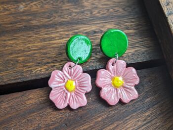 Boucles d'oreilles d'été colorées fleurs roses avec clous verts 4