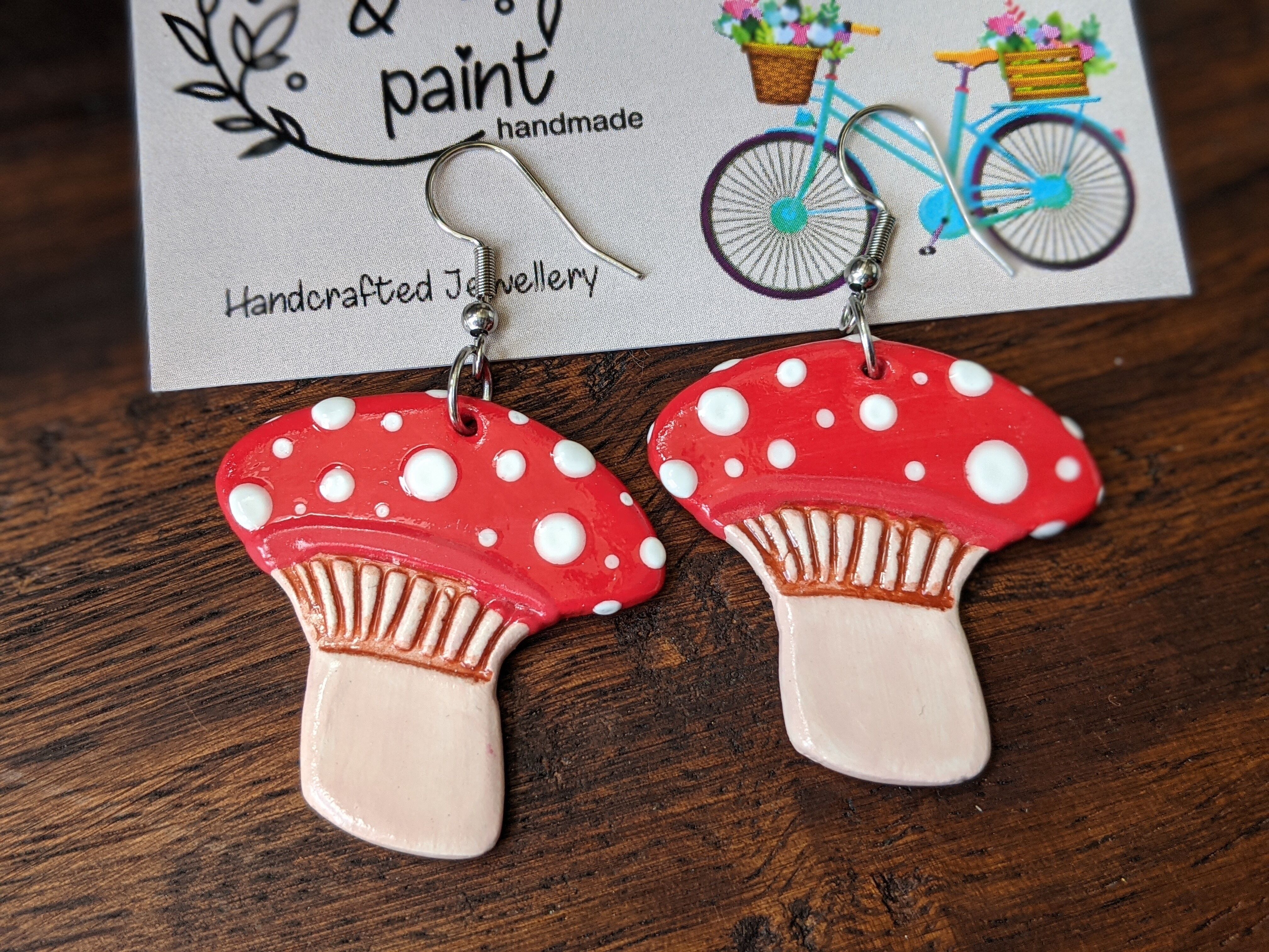 Ohrringe aus luftgetrocknetem Ton mit roten Pilzen