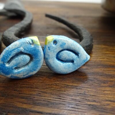 Small birds clay stud earrings - blue