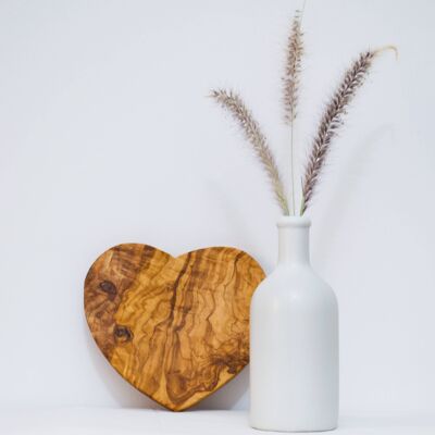 Planche à découper en bois d'olivier en forme de coeur