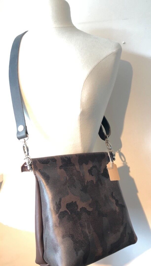 Borsa a tracolla serie Luna con stampa camouflage e staffa pieghevole