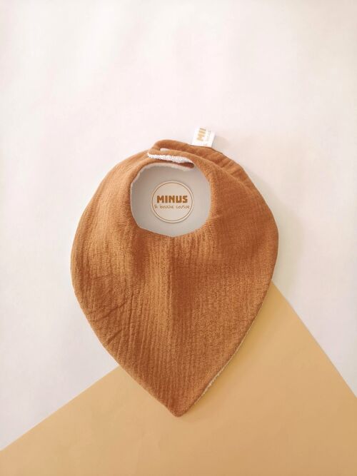 Bavoir bandana en double gaze camel