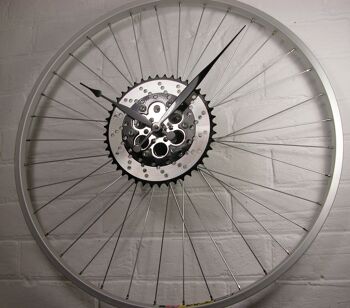 Horloge de roue de vélo avec jante noire et décoration de pignon 1