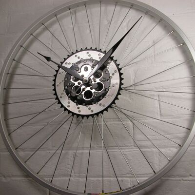 Reloj de rueda de bicicleta con llanta negra y decoración de rueda dentada