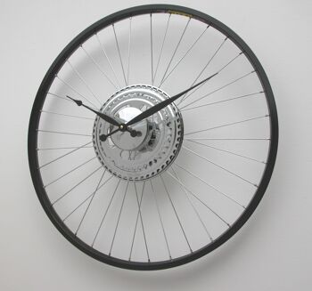 Horloge de roue de vélo avec jante noire et décoration de pignon 2