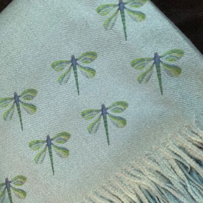 Libellen handgedruckt auf einem luxuriösen Schal aus blauer Kaschmirmischung