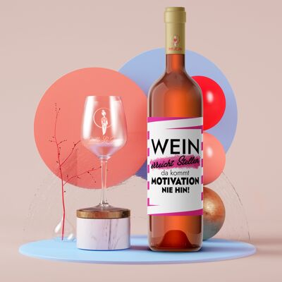 ¡El vino llega a lugares donde la motivación nunca llega! | etiqueta de la botella | Retrato | 9x12 cm | autoadhesivo | Netti Li Jae®