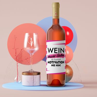 Le vin atteint des endroits où la motivation n'arrive jamais ! | étiquette de bouteille | Portrait | 9 x 12 cm | autocollant | Netti Li Jae®