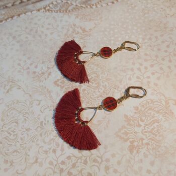 Boucles d'oreilles laiton doré pompon motif résine 11