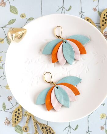 Boucles d'oreilles Fleurs de Lotus en cuir bleu rose et orange 3