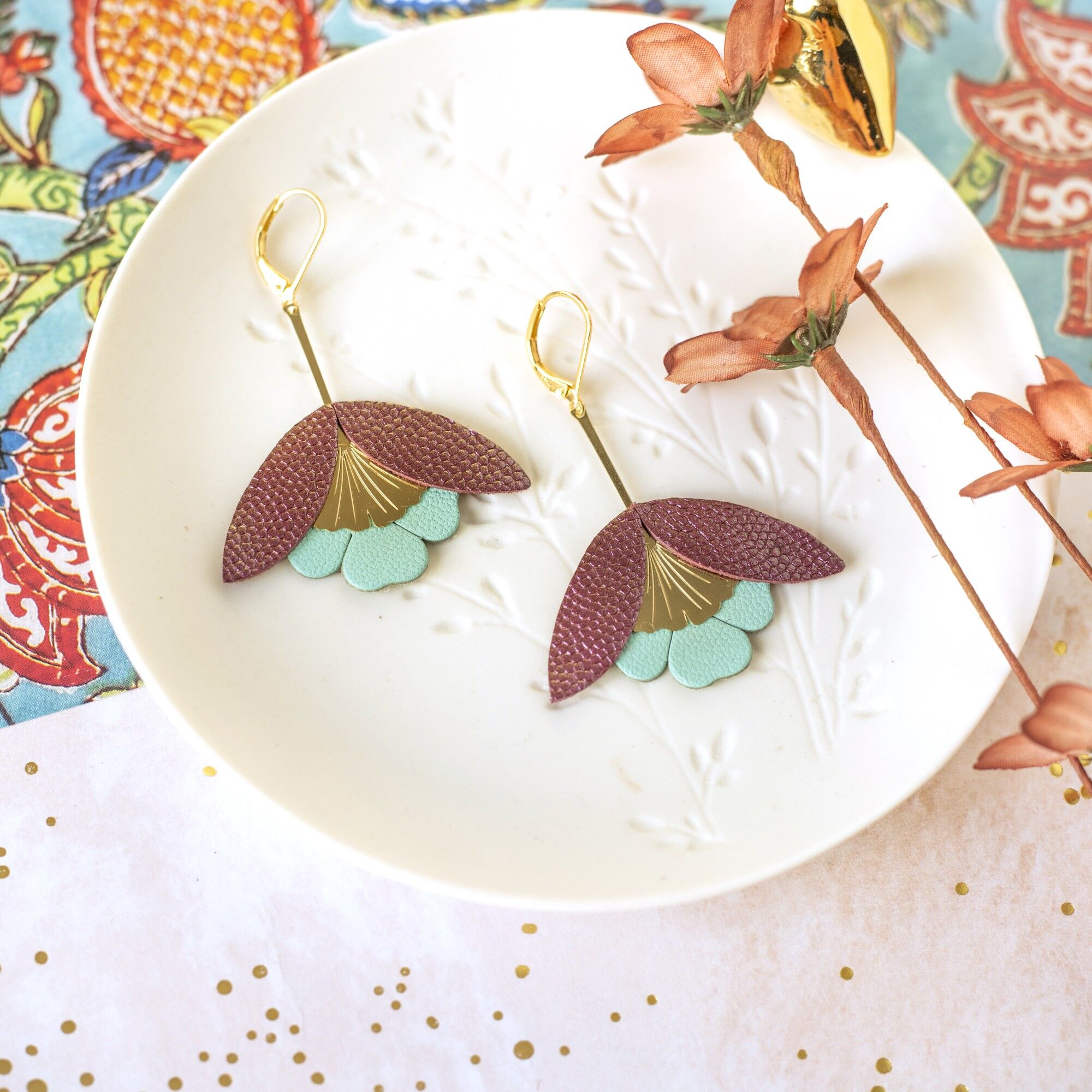 Orecchini fiore Ginkgo - pelle viola metallizzato blu acquamarina