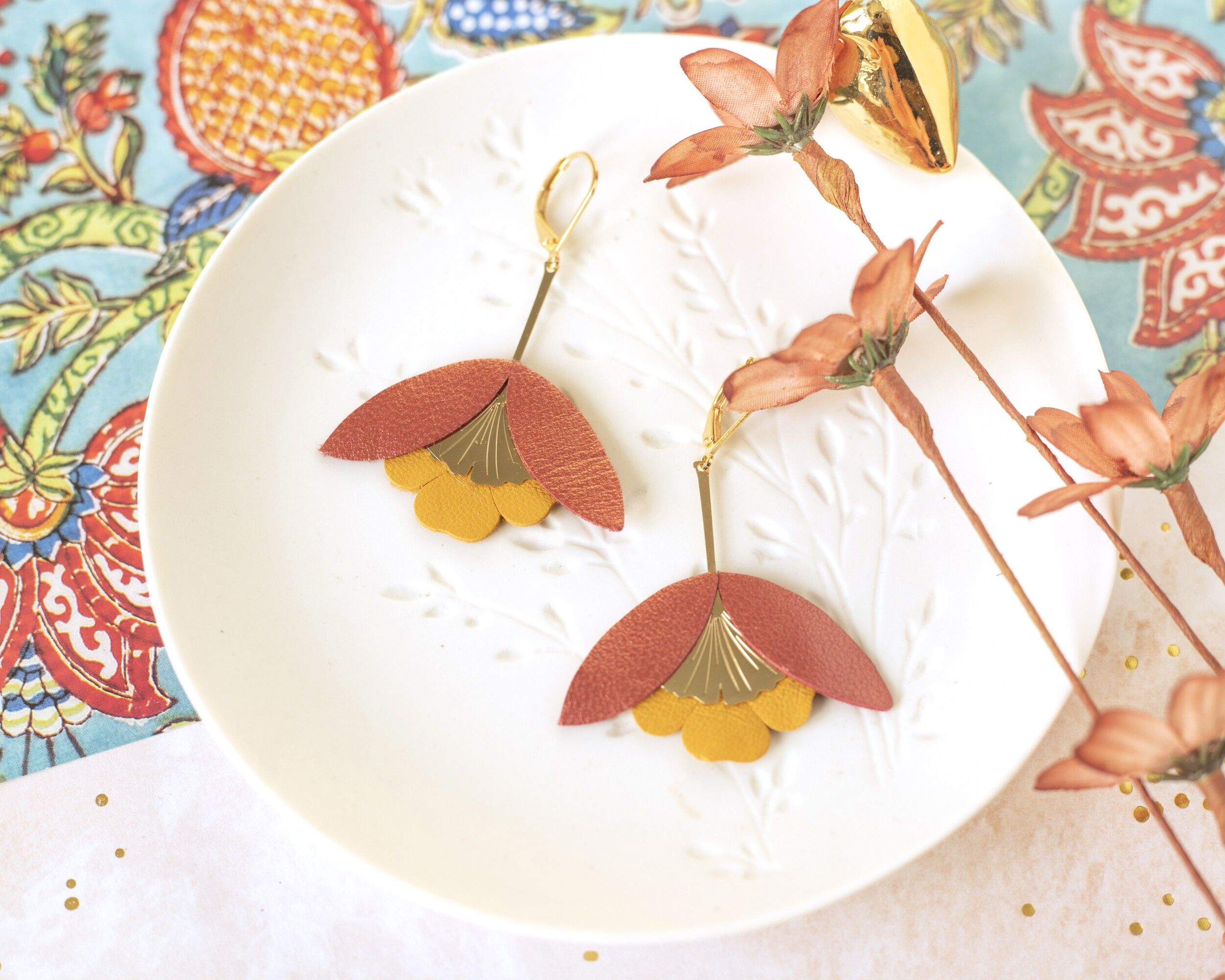 Orecchini a fiore di ginkgo - pelle rosso ramato e giallo arancio