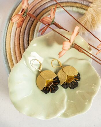 Boucles d'oreilles Fleur de Cerisier - cuir or mat, doré et noir 1