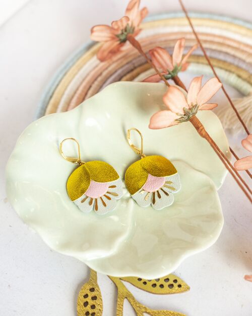 Boucles d'oreilles Fleur de Cerisier - cuir chartreuse métallisé, rose dragée et opaline nacré