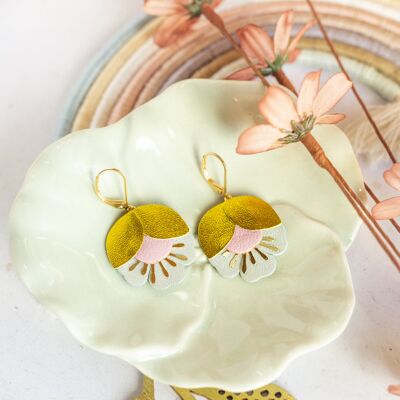 Boucles d'oreilles Fleur de Cerisier - cuir chartreuse métallisé, rose dragée et opaline nacré