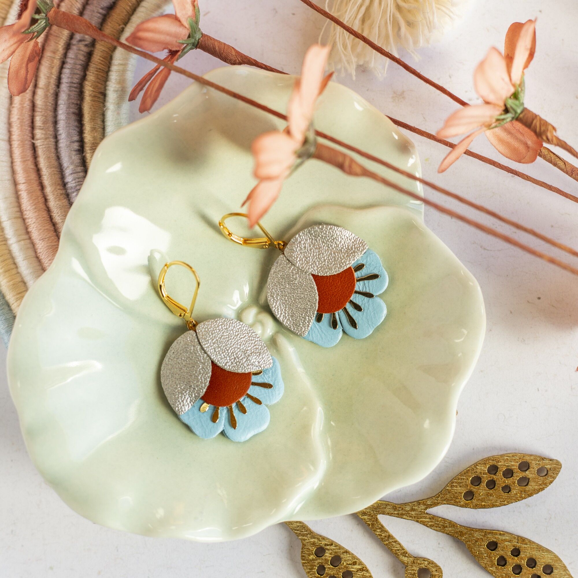 Orecchini con fiori di ciliegio - pelle argento, rossa e azzurra