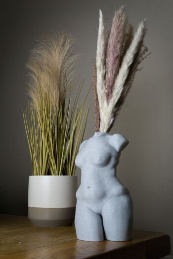 Vase de figure de femme bien roulée, corps féminin - imprimé en 3D. Marbre 4