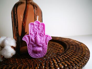 Bougie main Hamsa à la cire de soja | bougies végétaliennes et sans paraben | idées cadeaux de pendaison de crémaillère | cadeau pour elle | bougies artisanales spirituelles | Bougies décoratives parfumées - violet 1