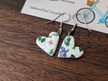 Boucles d'oreilles petits coeurs floraux en argile 1