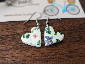 Boucles d'oreilles petits coeurs floraux en argile 3