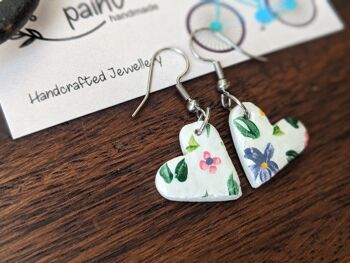 Boucles d'oreilles petits coeurs floraux en argile 6