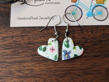 Boucles d'oreilles petits coeurs floraux en argile 8