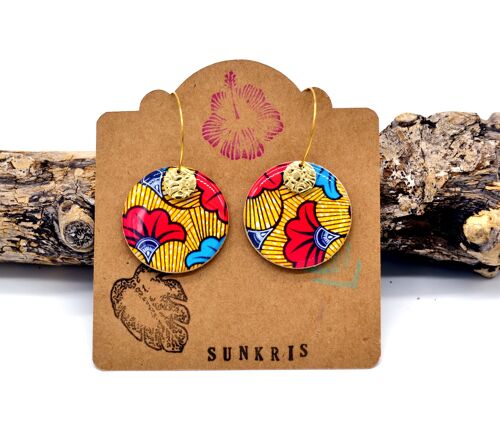 boucles d'oreilles créoles en bois motif wax fleurs de mariage bleu rouge et jaune et pendentif rond doré
