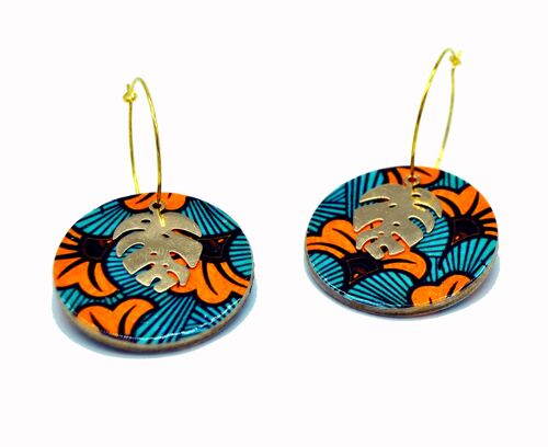 boucles d'oreilles créoles en bois motif wax fleurs de mariage orange et bleu et pendentif monstera doré