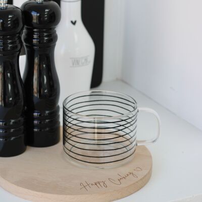 Tazza in vetro con linee orizzontali