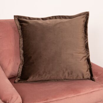 Coussin en velours marron 1