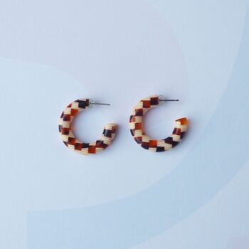 Boucles d’oreilles Honey Checker Mini Hoop - boucles d’oreilles à motif damier en résine acétate 1