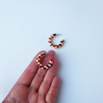 Boucles d’oreilles Honey Checker Mini Hoop - boucles d’oreilles à motif damier en résine acétate 2