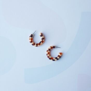 Boucles d’oreilles Honey Checker Mini Hoop - boucles d’oreilles à motif damier en résine acétate 5