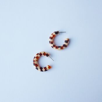 Boucles d’oreilles Honey Checker Mini Hoop - boucles d’oreilles à motif damier en résine acétate 6