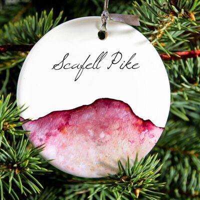 Illustriertes Porzellan Scafell Pike hängendes Ornament, Lake District Geschenk, Keramik Baumschmuck, drei Zinnen Geschenk.