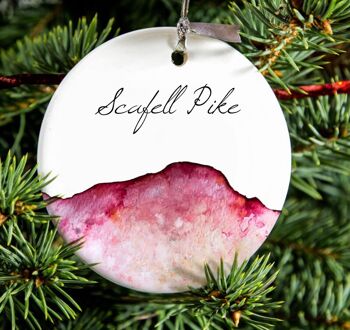 Ornement suspendu illustré en porcelaine Scafell Pike, cadeau de Lake District, décoration d'arbre en céramique, cadeau de trois pics. 1