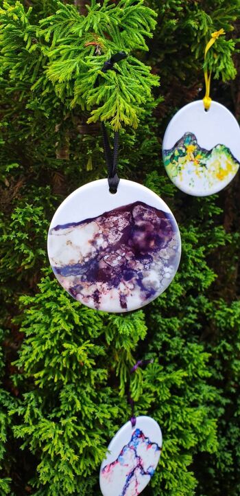 Ornement suspendu illustré en porcelaine Scafell Pike, cadeau de Lake District, décoration d'arbre en céramique, cadeau de trois pics. 3