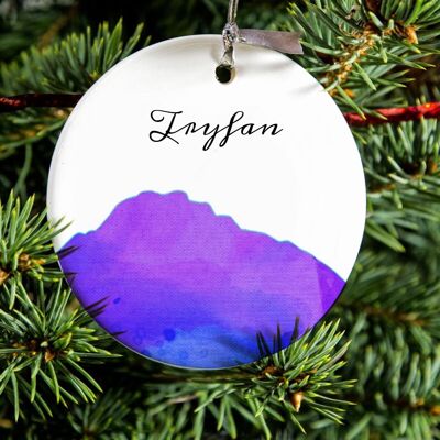 Ornement suspendu Tryfan en porcelaine illustré, Snowdonia Wales, décoration d'arbre en céramique. Cadeau de randonnée, cadeau pour les marcheurs.