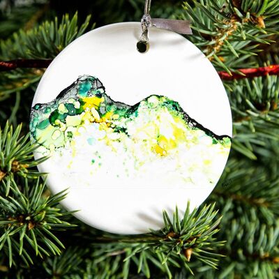 Ornement suspendu illustré de catbells de porcelaine, cadeau de Lake District, décoration d'arbre en céramique.