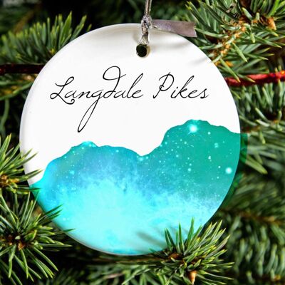 Ornamento da appendere in porcellana illustrata Langdale Pike, regalo per il distretto dei laghi, decorazione per albero in ceramica.