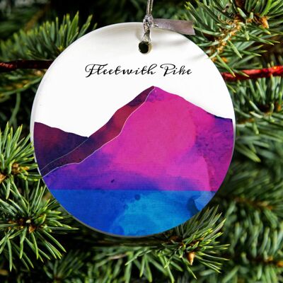 Ornement suspendu Fleetwith Pike en porcelaine illustré, cadeau Lake District, décoration d'arbre en céramique, ornement de montagne.