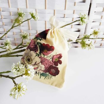 Pochettes cadeaux en coton bio imprimé pivoine avec ruban de soie 6