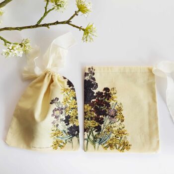 Pochettes imprimées giroflées en coton bio avec ruban de soie 7
