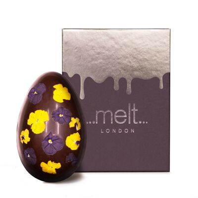 Huevo de Pascua de chocolate con flores silvestres